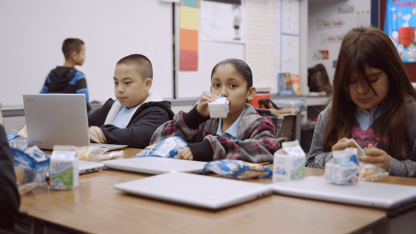 Nhà máy sữa tại Mỹ của Vinamilk hưởng ứng chiến dịch ủng hộ sữa cho người dân gặp khó khăn trong đại dịch Covid-19 6