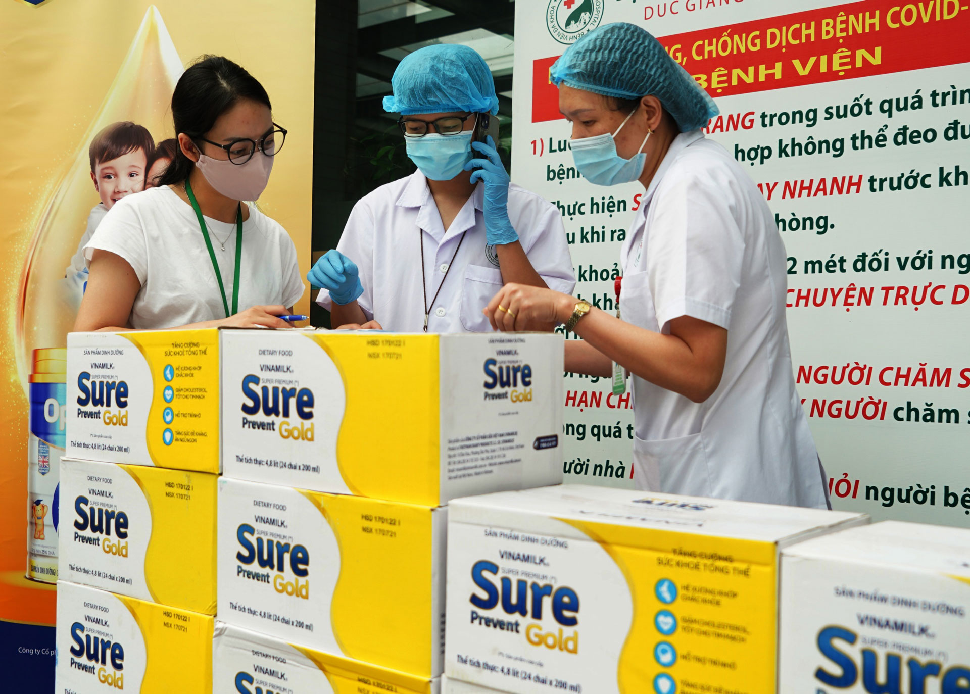 Vinamilk Sure Prevent gold hỗ trợ phục hồi sức khỏe tổng thể cho bệnh nhân cao tuổi điều trị Covid-19 2