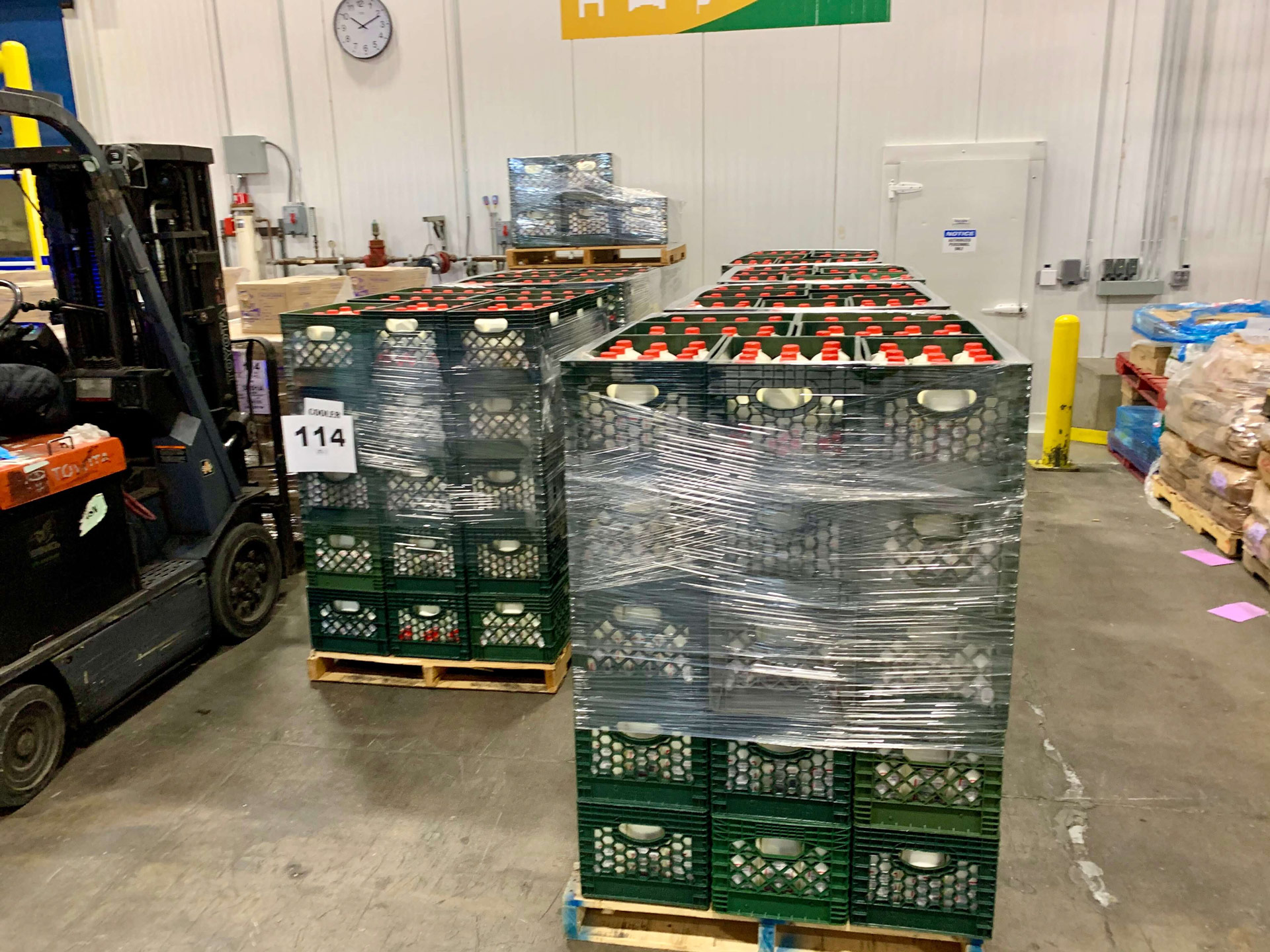 Nhà máy sữa tại Mỹ của Vinamilk hưởng ứng chiến dịch ủng hộ sữa cho người dân gặp khó khăn trong đại dịch Covid-19 2