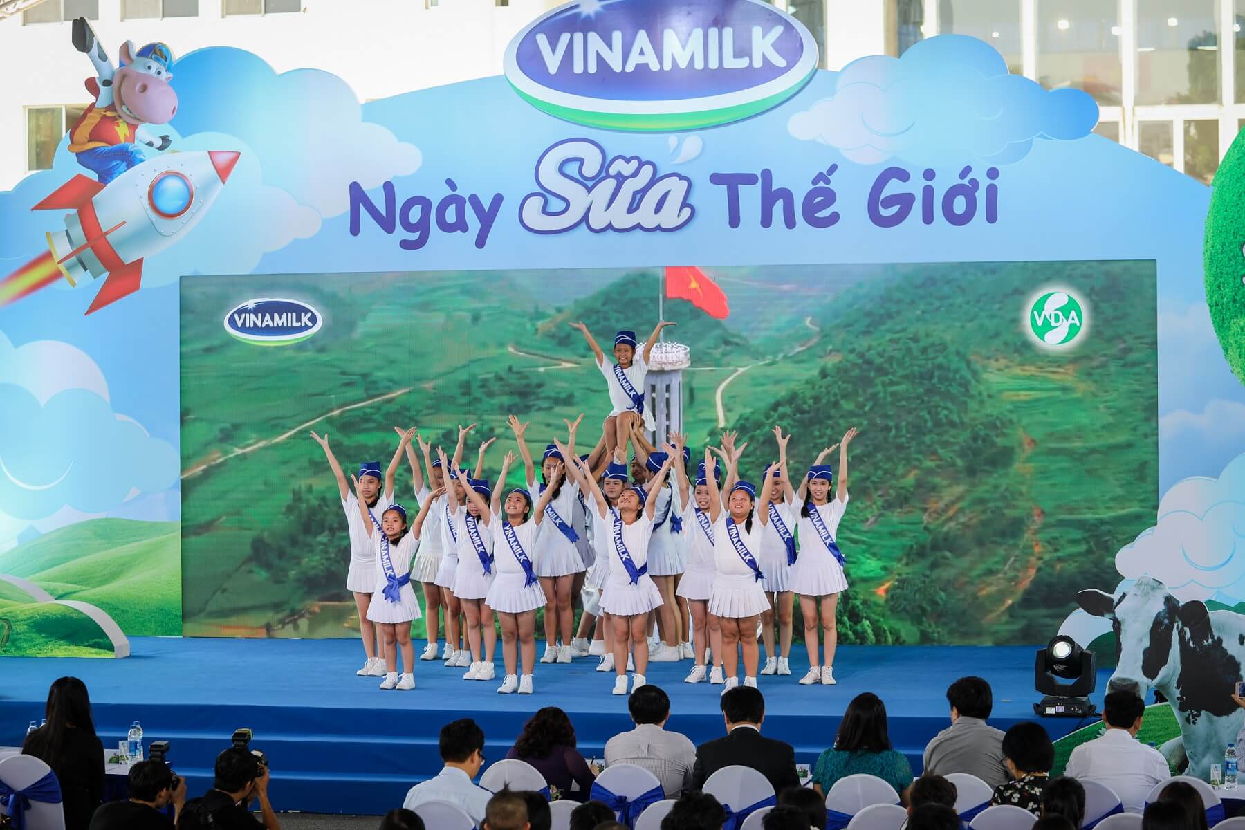 Vinamilk hưởng ứng thông điệp niềm vui uống sữa tại trường của ngày sữa thế giới 2019 1