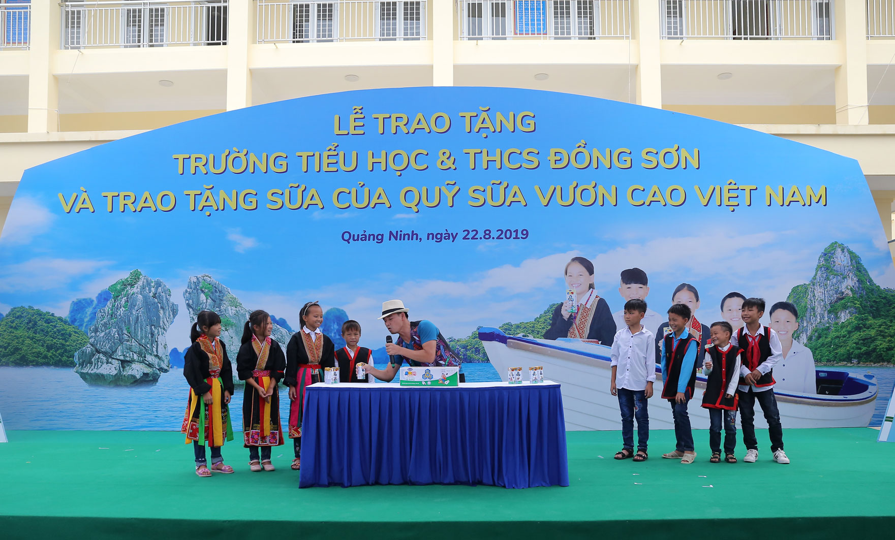 Trẻ em Quảng Ninh đón nhận ngôi trường mới từ Chủ tịch Quốc hội và hơn 71 ngàn ly sữa từ Quỹ sữa Vươn cao Việt Nam 14