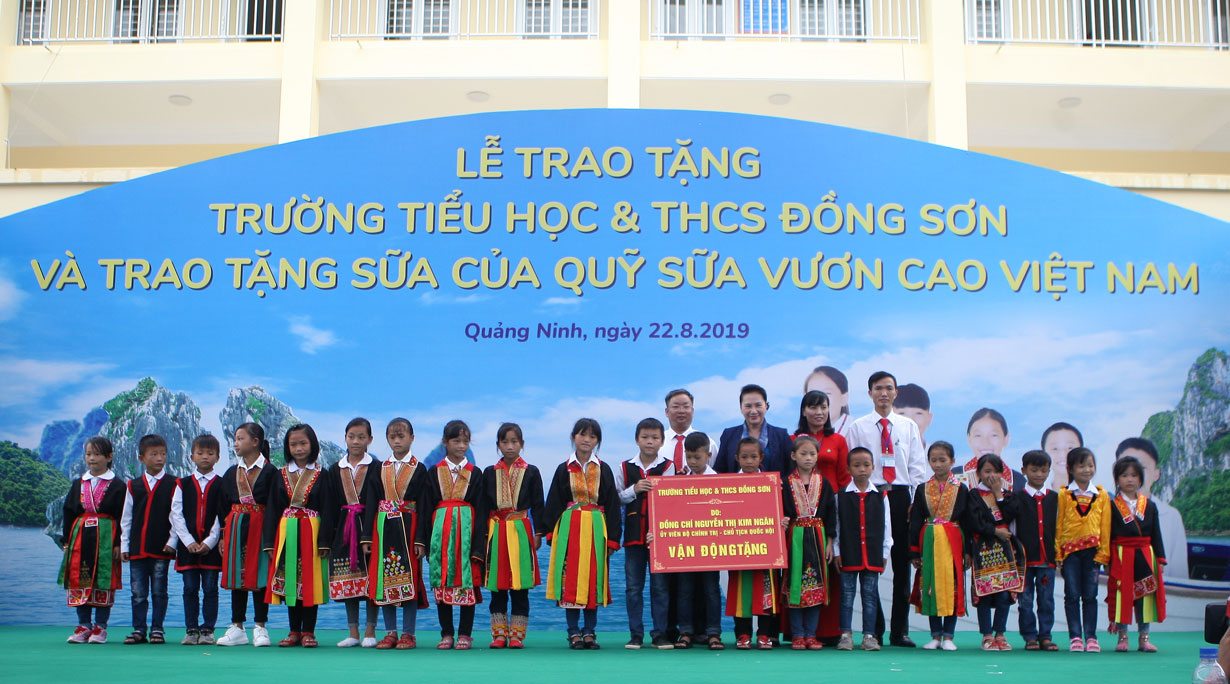 Trẻ em Quảng Ninh đón nhận ngôi trường mới từ Chủ tịch Quốc hội và hơn 71 ngàn ly sữa từ Quỹ sữa Vươn cao Việt Nam 2