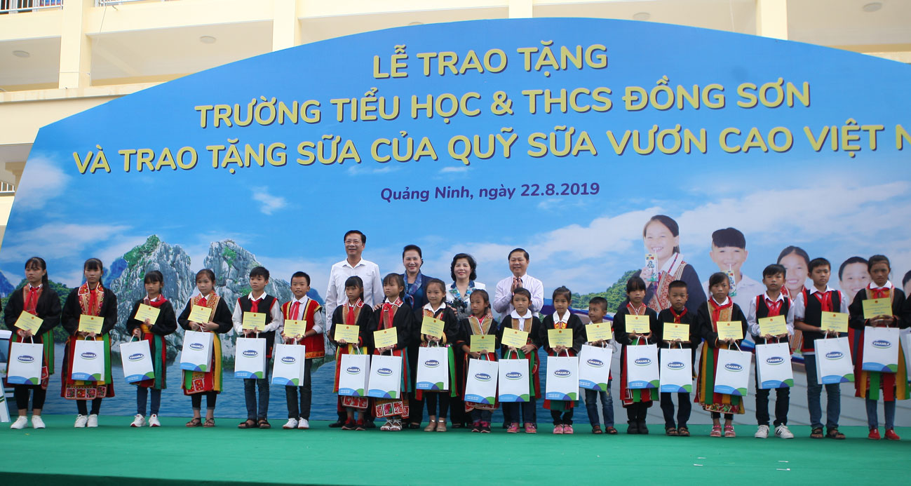 Trẻ em Quảng Ninh đón nhận ngôi trường mới từ Chủ tịch Quốc hội và hơn 71 ngàn ly sữa từ Quỹ sữa Vươn cao Việt Nam 3