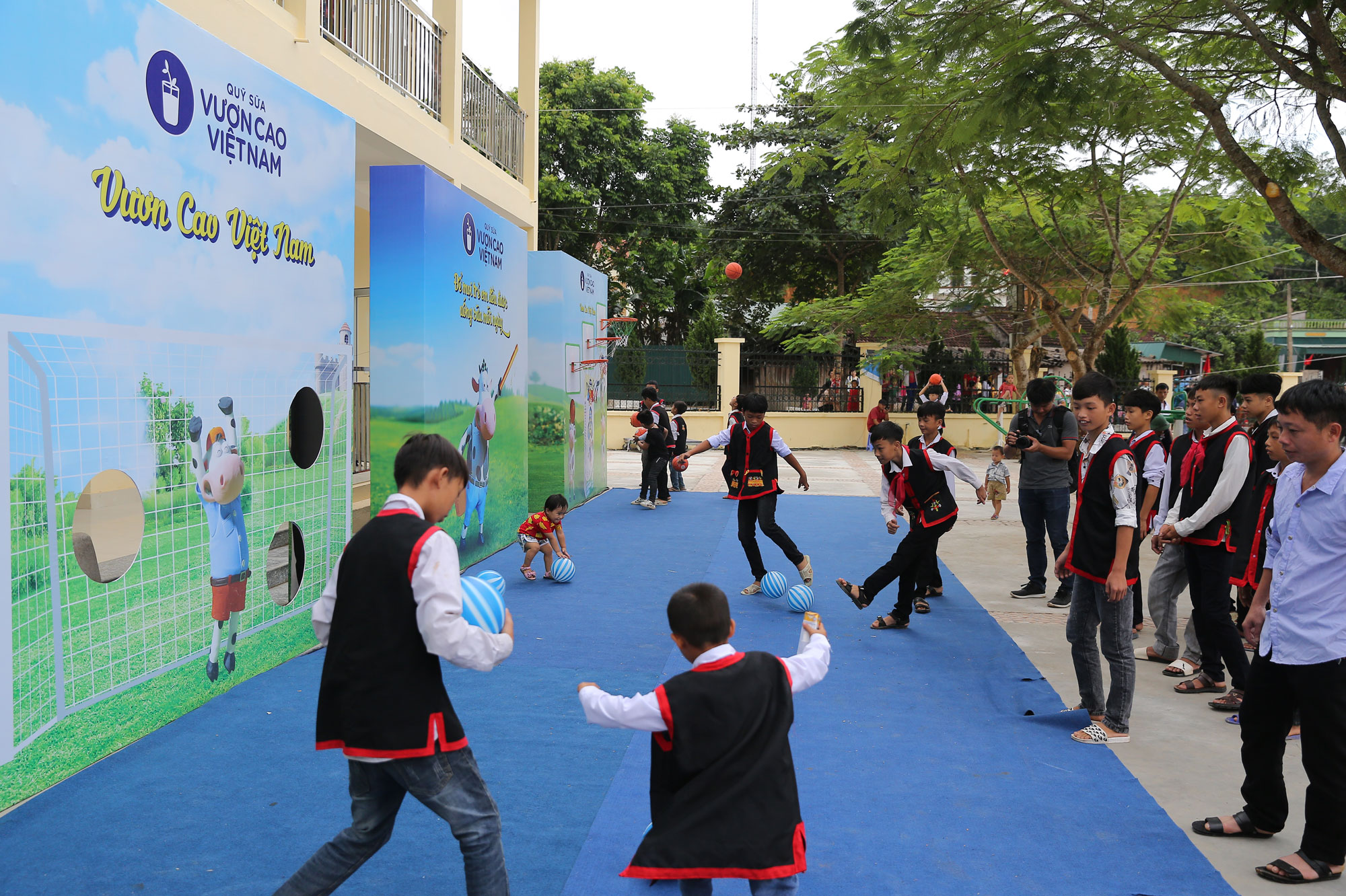 Trẻ em Quảng Ninh đón nhận ngôi trường mới từ Chủ tịch Quốc hội và hơn 71 ngàn ly sữa từ Quỹ sữa Vươn cao Việt Nam 13