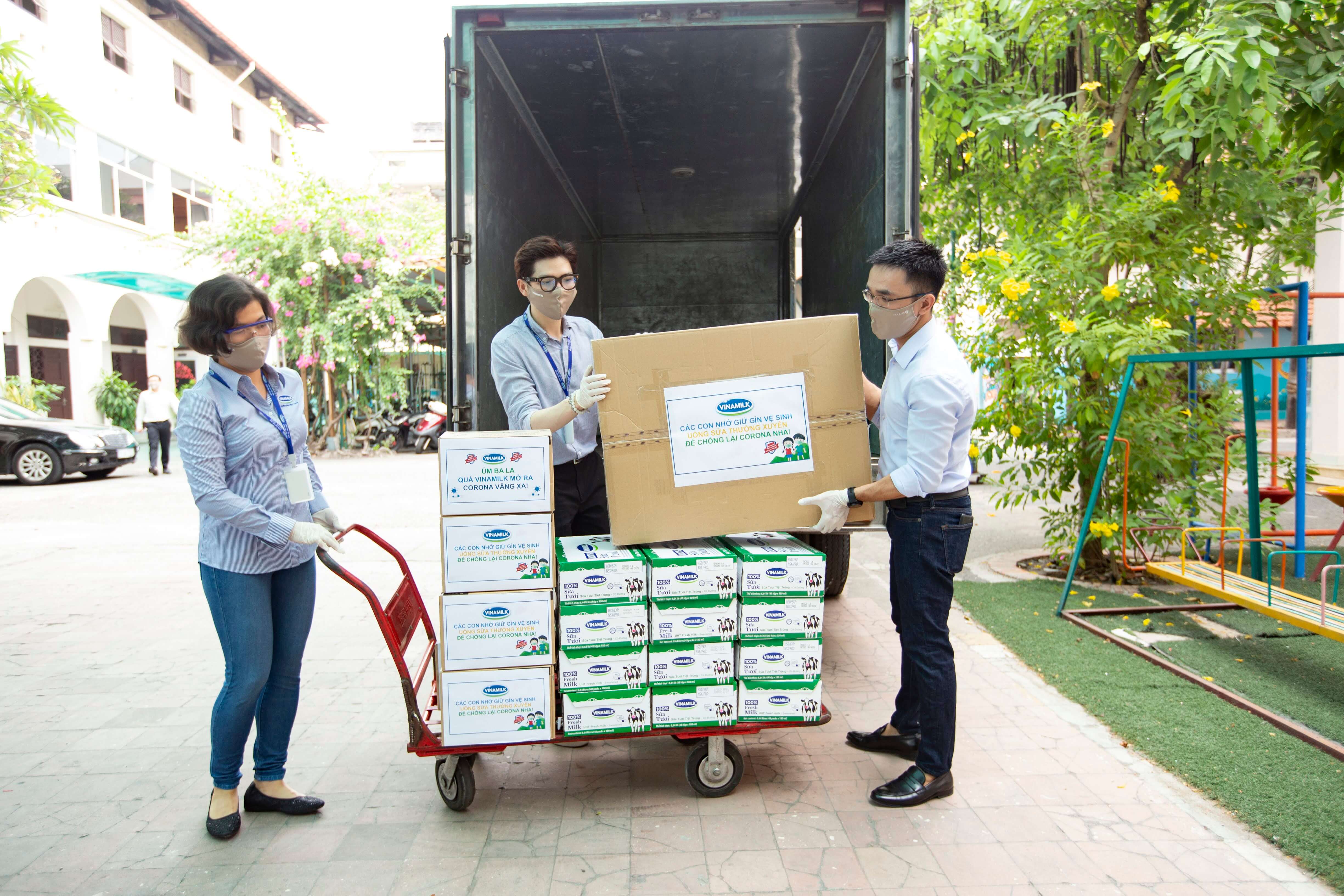 Tập thể nhân viên công ty Vinamilk góp sức để chăm sóc và bảo vệ trẻ em khó khăn trước đại dịch covid-19 4