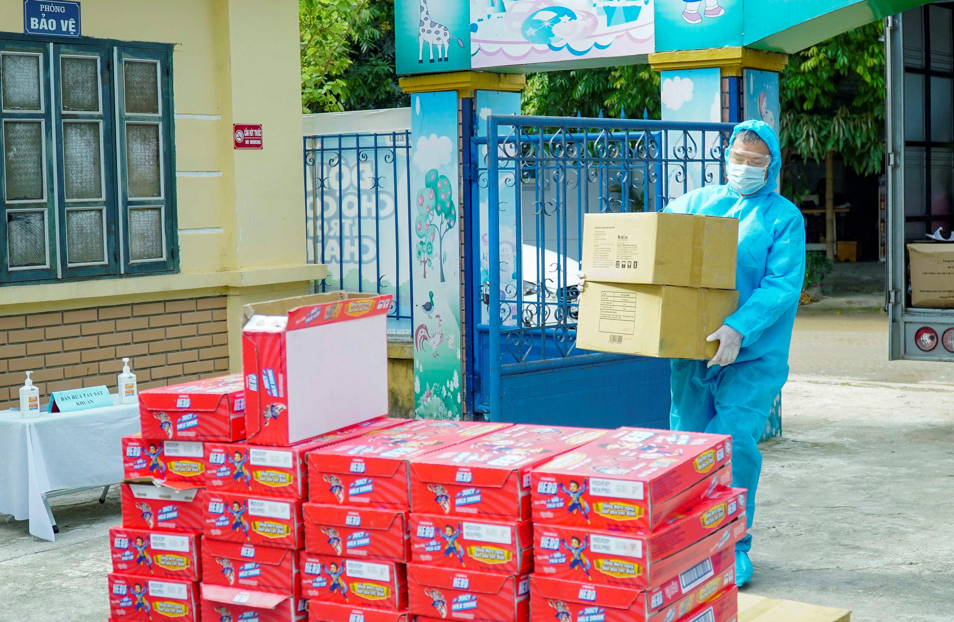 Vinamilk tặng 3.000 phần quà 1/6 và sữa trái cây hero cho trẻ em tại các khu cách ly tập trung 4