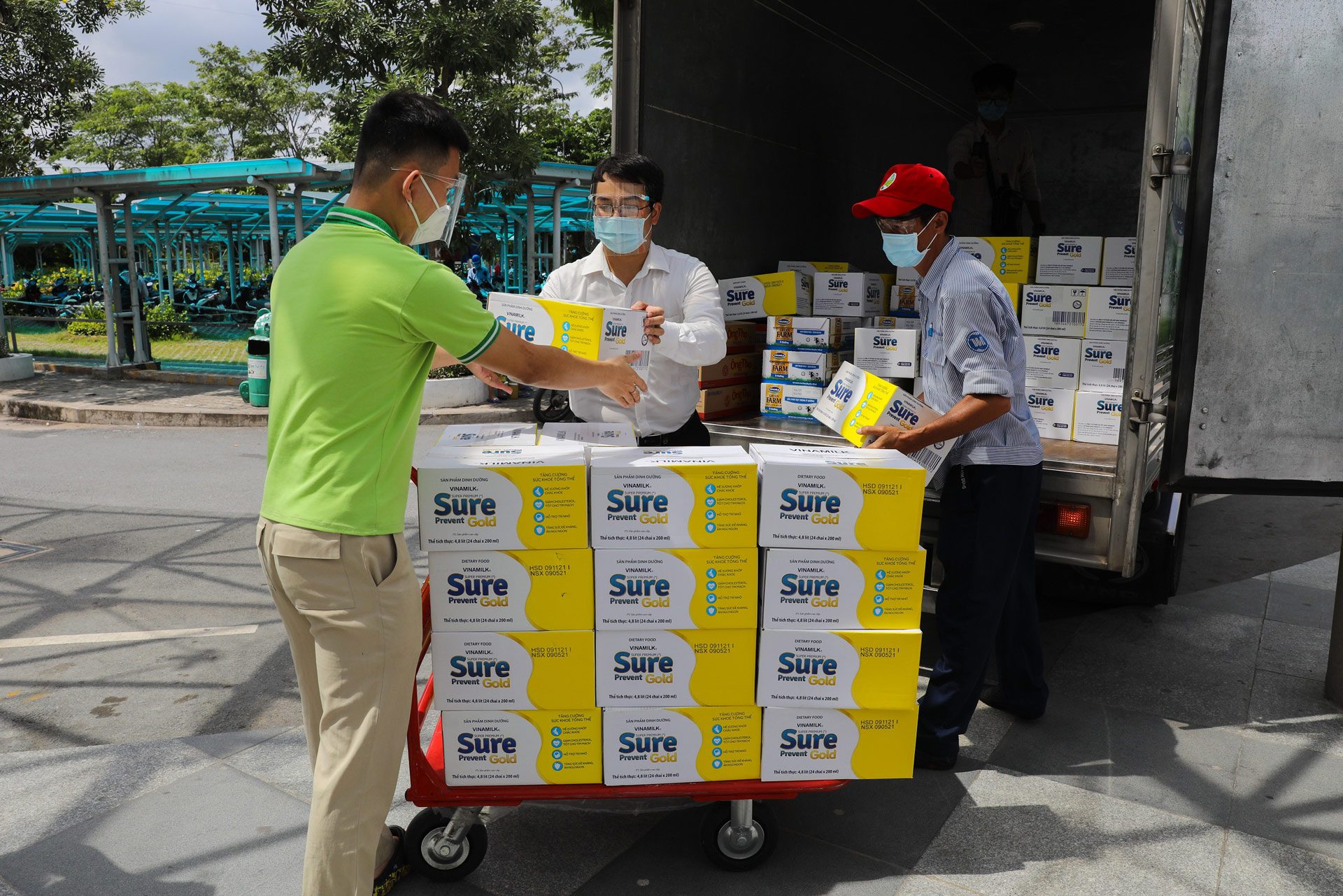 Vinamilk Sure Prevent & Optimum Gold tiếp sức tuyến đầu trong chiến dịch “Bạn khỏe mạnh, Việt Nam khỏe mạnh” 5