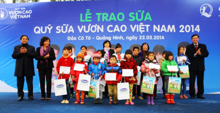 Quỹ Sữa “Vươn cao Việt Nam” đến với trẻ nghèo huyện đảo Cô Tô 1