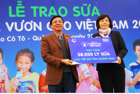 Quỹ Sữa “Vươn cao Việt Nam” đến với trẻ nghèo huyện đảo Cô Tô 2