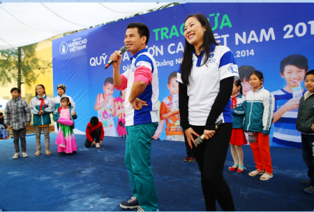 Quỹ Sữa “Vươn cao Việt Nam” đến với trẻ nghèo huyện đảo Cô Tô 3