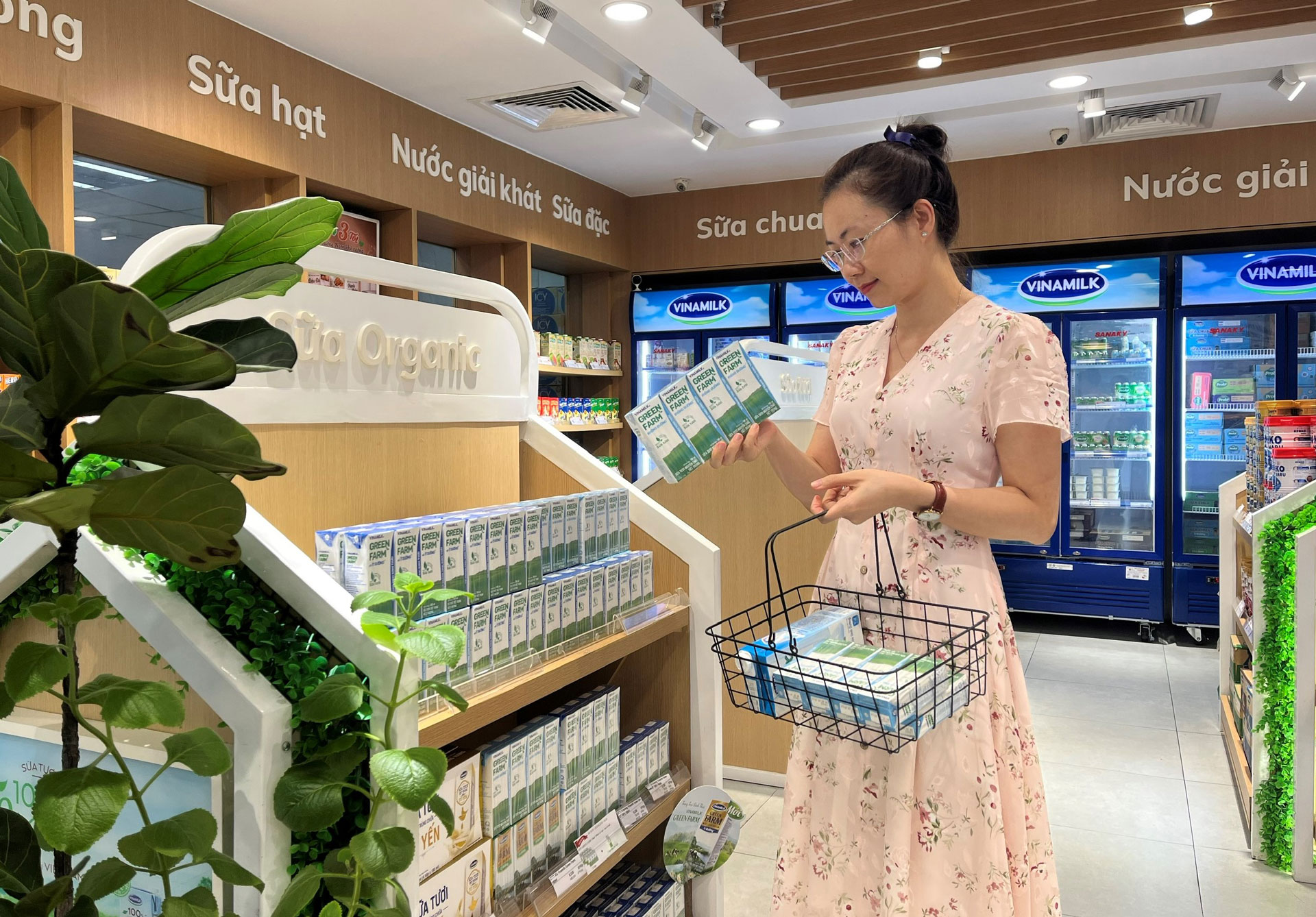 Top 50 công ty kinh doanh hiệu quả nhất Việt Nam 11 năm liền vinh danh Vinamilk 3