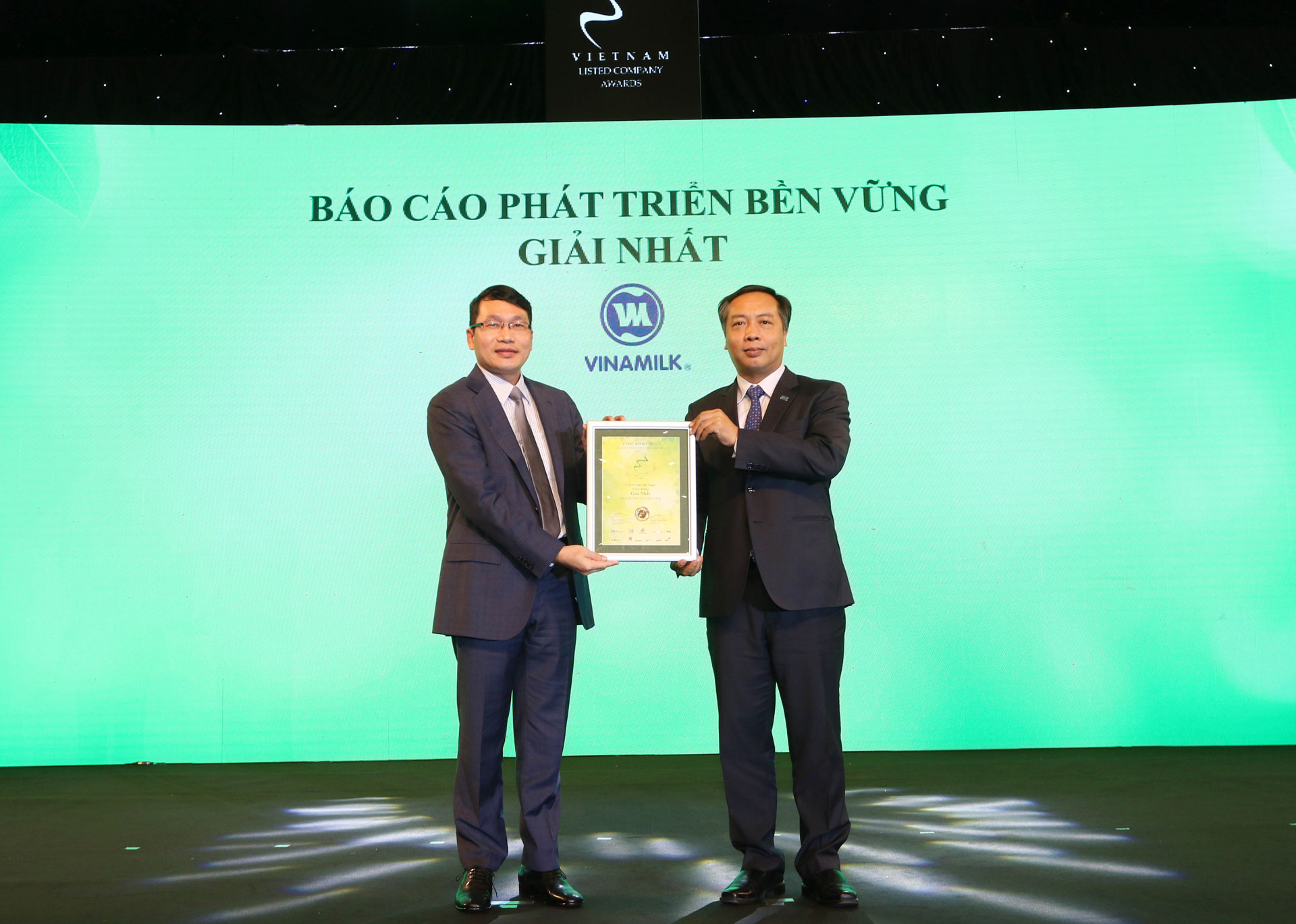 Vinamilk là doanh nghiệp niêm yết quản trị công ty tốt nhất Việt Nam và được vinh danh là tài sản đầu tư có giá trị của ASEAN 2020 4