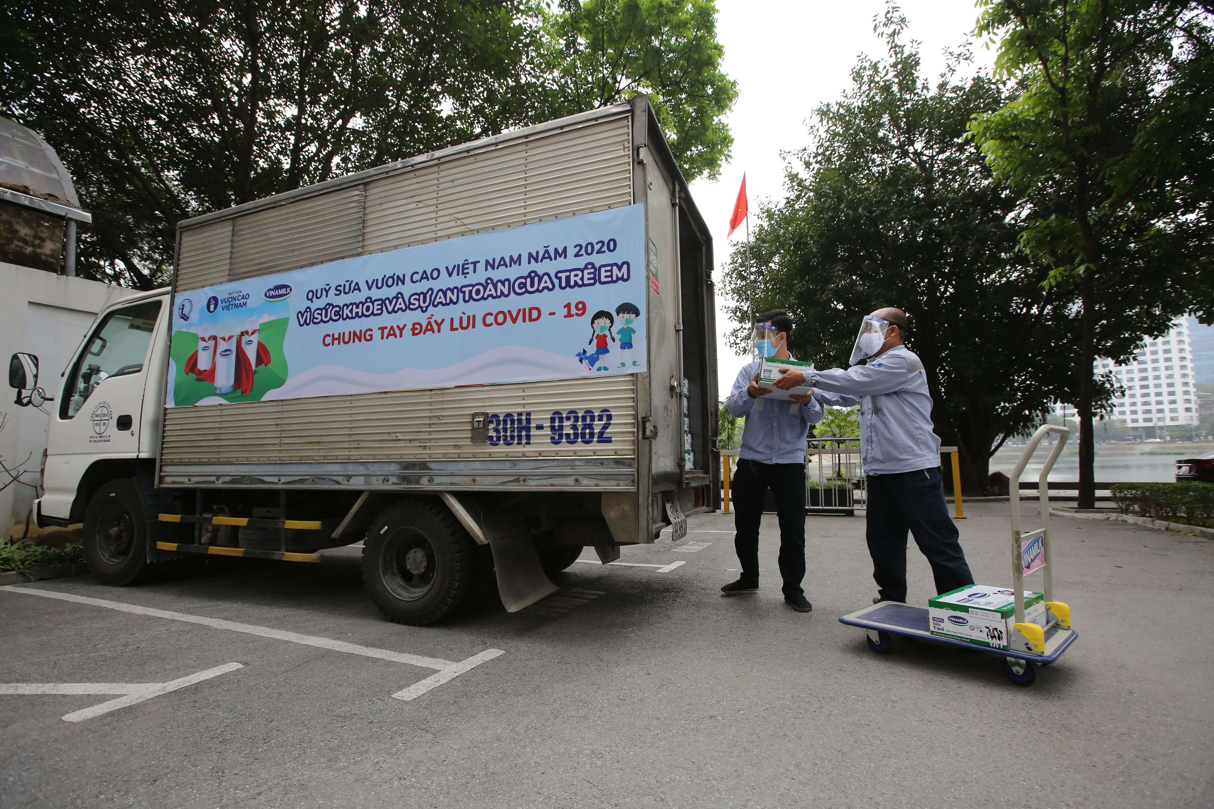 Vinamilk Quỹ sữa VCVN tặng 1,7 triệu ly sữa cho trẻ em khó khăn trên cả nước trong đại dịch Covid 4