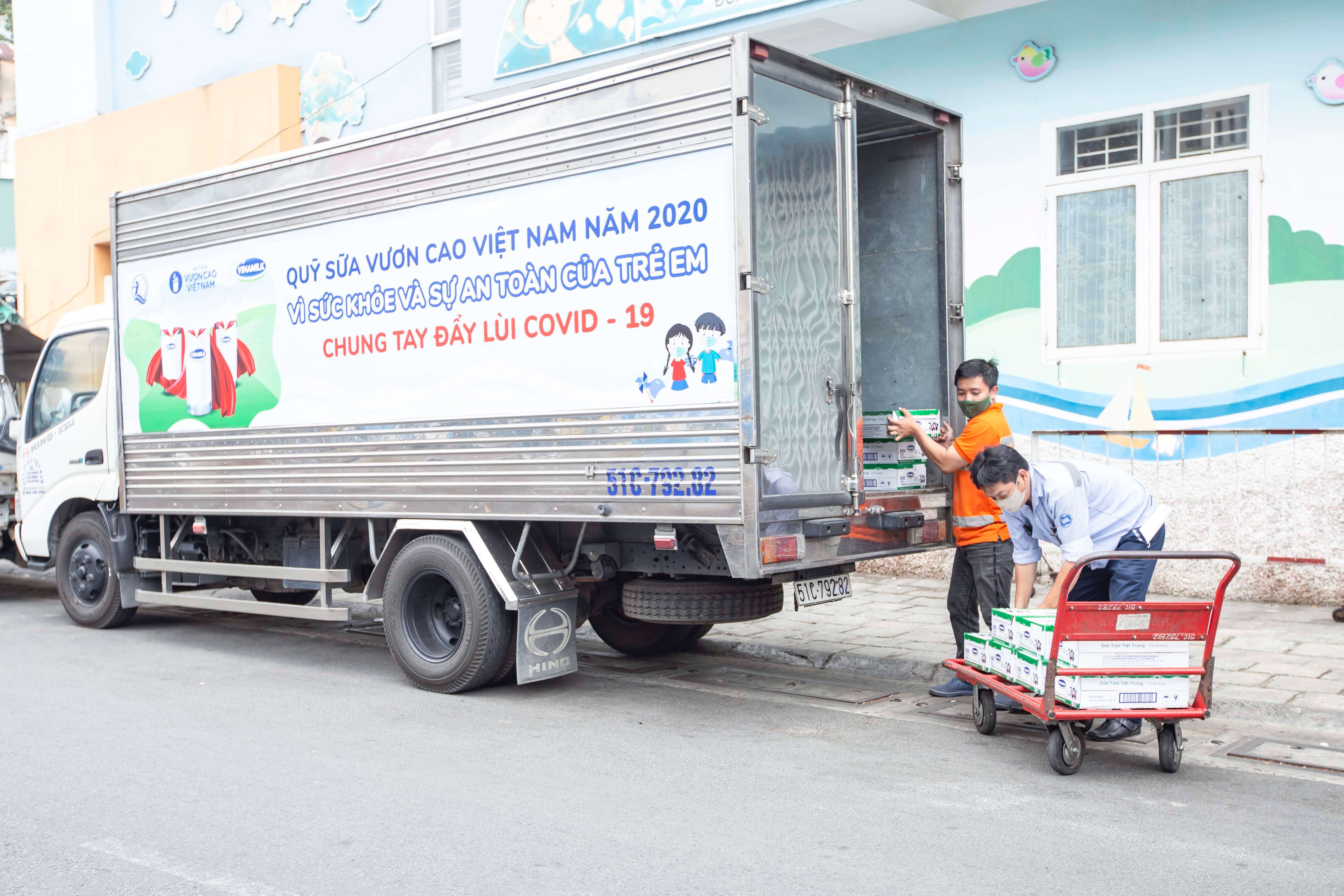 Vinamilk Quỹ sữa VCVN tặng 1,7 triệu ly sữa cho trẻ em khó khăn trên cả nước trong đại dịch Covid 6